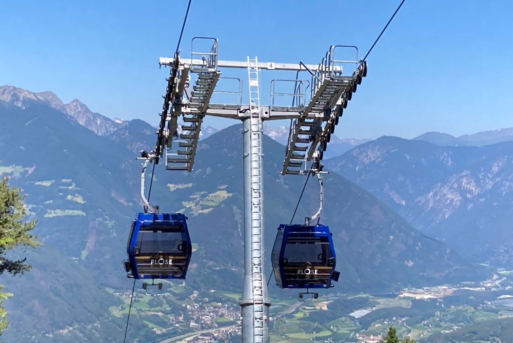 The ropeway builder Leitner has also realised two world firsts with the new Plose gondola lift: an automated transport system for mountaincarts and a transport technology for bicycles adapted to gondola lifts